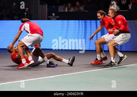 27 novembre 2022, Espagne, Málaga: Tennis, hommes: Coupe Davis - finale. Felix Auger Aliassime (l-r), capitaine de l'équipe canadienne Frank Dancevic, Vasek Pospisil et Denis Shapovalov applaudissent. Photo: Frank Molter/dpa Banque D'Images