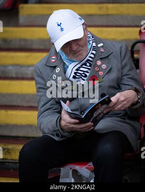 Londres, Royaume-Uni. 27th novembre 2022. Londres, Angleterre, 27 novembre 2022 : le soutien de Tottenham lors du match de la coupe de la Ligue des femmes entre Tottenham Hotspur et Coventry se sont Unis au stade de Brisbane Road, en Angleterre. (Daniela Torres/SPP) crédit: SPP Sport presse photo. /Alamy Live News Banque D'Images