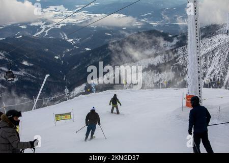 snowboardeur à la pente de la montagne chopok en slovaquie copier l'espace Banque D'Images