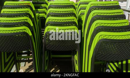 Tabourets en plastique pour terrasses en piliers. Noir et vert Banque D'Images