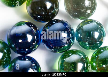 Beaucoup de boules de verre bleu et vert, perles sur fond blanc, gros plan Banque D'Images