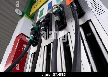 Pompes à carburant pour stations-service pour différents types d'essence et de diesel. Vue d'en dessous Banque D'Images