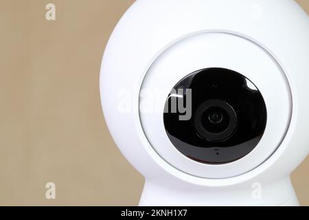 gros plan de la caméra de vidéosurveillance sur fond jaune Banque D'Images