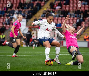 Londres, Royaume-Uni. 27th novembre 2022. Londres, Angleterre, 27 novembre 2022 : Drew Spence (24 Tottenham) tente d'arrêter le ballon pendant le match de la coupe de la Ligue des femmes entre Tottenham Hotspur et Coventry Unis au stade de Brisbane Road, en Angleterre. (Daniela Torres/SPP) crédit: SPP Sport presse photo. /Alamy Live News Banque D'Images