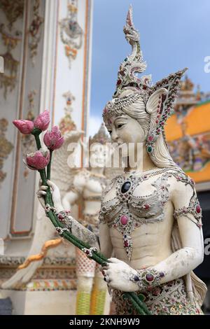 Une statue blanche perle de NAGA, une déesse mythique thaïlandaise tenant un bouquet de fleurs de lotus au Wat Pariwat Ratchasongkram. Un temple avec le bourgeon thaïlandais conte Banque D'Images