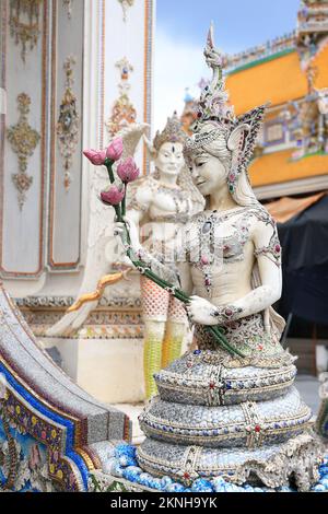 Une statue blanche perle de NAGA, une déesse mythique thaïlandaise tenant un bouquet de fleurs de lotus au Wat Pariwat Ratchasongkram. Un temple avec le bourgeon thaïlandais conte Banque D'Images