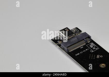Gros plan sur l'adaptateur M.2 vers usb type-C pour convertir l'interface NVME PCIe M2 vers l'interface USB isolée sur fond blanc Banque D'Images