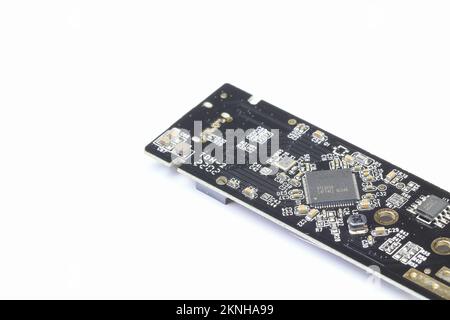 Gros plan sur l'adaptateur M.2 vers usb type-C pour convertir l'interface NVME PCIe M2 vers l'interface USB isolée sur fond blanc Banque D'Images