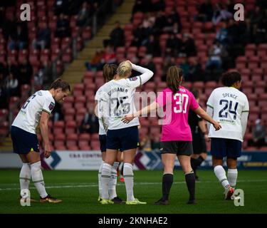 Londres, Royaume-Uni. 27th novembre 2022. Londres, Angleterre, 27 novembre 2022: Esther Morgan (Coventry 30) entre ses anciens coéquipiers pendant le match de la coupe de la Ligue des femmes entre Tottenham Hotspur et Coventry Unis au stade de Brisbane Road, en Angleterre. (Daniela Torres/SPP) crédit: SPP Sport presse photo. /Alamy Live News Banque D'Images