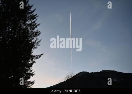 Coucher de soleil d'hiver dans les Alpes autrichiennes pendant que l'avion survole Banque D'Images