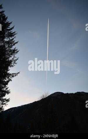 Coucher de soleil d'hiver dans les Alpes autrichiennes pendant que l'avion survole Banque D'Images