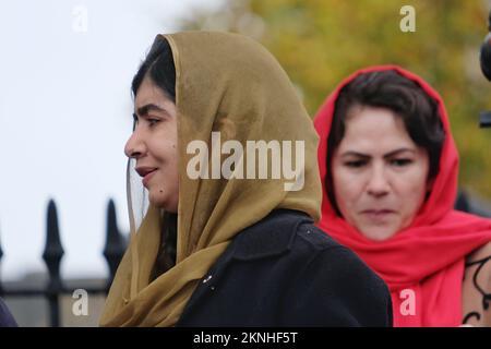 Londres, Royaume-Uni. 27 novembre 2022. Malala Yousafzai parle lors d'un rassemblement à Whitehall. La marche et le rassemblement action pour l'Afghanistan à Westminster visaient à ramener l'accent sur la diminution rapide des droits et libertés des femmes et des filles dans la nation, suite au retrait des troupes occidentales de la nation et au retour ultérieur des talibans. Crédit : onzième heure photographie/Alamy Live News Banque D'Images