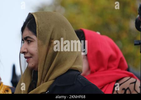 Londres, Royaume-Uni. 27 novembre 2022. Malala Yousafzai parle lors d'un rassemblement à Whitehall. La marche et le rassemblement action pour l'Afghanistan à Westminster visaient à ramener l'accent sur la diminution rapide des droits et libertés des femmes et des filles dans la nation, suite au retrait des troupes occidentales de la nation et au retour ultérieur des talibans. Crédit : onzième heure photographie/Alamy Live News Banque D'Images