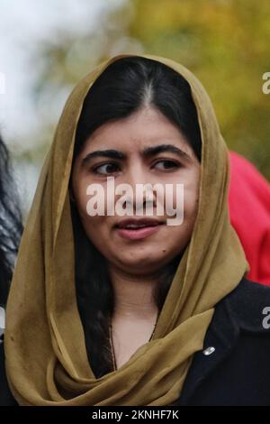 Londres, Royaume-Uni. 27 novembre 2022. Malala Yousafzai parle lors d'un rassemblement à Whitehall. La marche et le rassemblement action pour l'Afghanistan à Westminster visaient à ramener l'accent sur la diminution rapide des droits et libertés des femmes et des filles dans la nation, suite au retrait des troupes occidentales de la nation et au retour ultérieur des talibans. Crédit : onzième heure photographie/Alamy Live News Banque D'Images