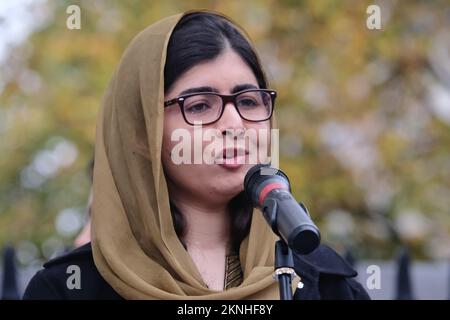 Londres, Royaume-Uni. 27 novembre 2022. Malala Yousafzai parle lors d'un rassemblement à Whitehall. La marche et le rassemblement action pour l'Afghanistan à Westminster visaient à ramener l'accent sur la diminution rapide des droits et libertés des femmes et des filles dans la nation, suite au retrait des troupes occidentales de la nation et au retour ultérieur des talibans. Crédit : onzième heure photographie/Alamy Live News Banque D'Images