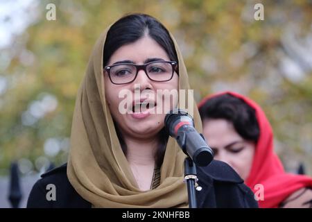 Londres, Royaume-Uni. 27 novembre 2022. Malala Yousafzai parle lors d'un rassemblement à Whitehall. La marche et le rassemblement action pour l'Afghanistan à Westminster visaient à ramener l'accent sur la diminution rapide des droits et libertés des femmes et des filles dans la nation, suite au retrait des troupes occidentales de la nation et au retour ultérieur des talibans. Crédit : onzième heure photographie/Alamy Live News Banque D'Images