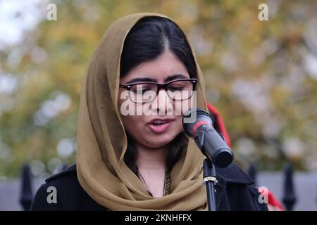 Londres, Royaume-Uni. 27 novembre 2022. Malala Yousafzai parle lors d'un rassemblement à Whitehall. La marche et le rassemblement action pour l'Afghanistan à Westminster visaient à ramener l'accent sur la diminution rapide des droits et libertés des femmes et des filles dans la nation, suite au retrait des troupes occidentales de la nation et au retour ultérieur des talibans. Crédit : onzième heure photographie/Alamy Live News Banque D'Images