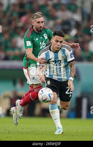 LUSAIL, QATAR - NOVEMBRE 26: Joueur de l'Argentine Lautaro Martínez combat pour le ballon avec le joueur du Mexique Héctor Herrera lors de la coupe du monde de la FIFA Qatar 2022 groupe C match entre l'Argentine et le Mexique au stade Lusail sur 26 novembre 2022 à Lusail, Qatar. (Photo de Florencia Tan Jun/PxImages) Banque D'Images