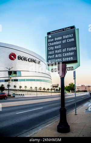 06-14-2020 Tulsa USA panneau pointant vers les attractions du centre-ville de Tulsa avec BOK Center flou en arrière-plan Banque D'Images