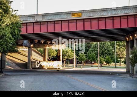 06-14-2020 Tulsa États-Unis passe au-dessus de Greenwood Ave près de Black Wall Street - scène du massacre historique de Tulsa avec graffiti peint sur les piliers et partie Banque D'Images