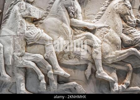 Arrière-plan des chevaux en bataille - fissures et mended marbre blanc anciennes sculptures de bas relief de Grèce Banque D'Images