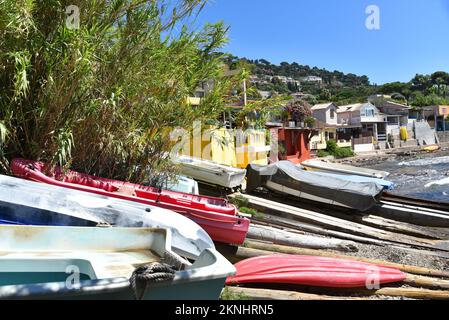 Hameau de bord de mer avec de petits bateaux sur la cale le Cabro à Carqueiranne Var Banque D'Images