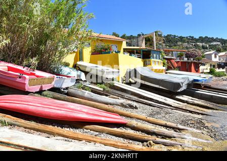 Hameau de bord de mer avec de petits bateaux sur la cale le Cabro à Carqueiranne Var Banque D'Images