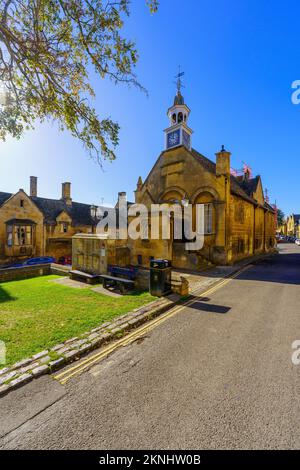 Chipping Campden, Royaume-Uni - 18 octobre 2022 : vue sur l'hôtel de ville historique, avec les habitants et les visiteurs, à Chipping Campden, dans la région des Cotswolds, Banque D'Images