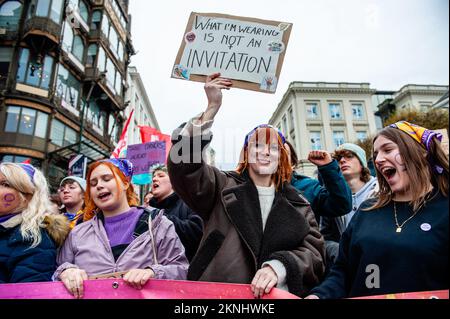 Une femme est vue en tenant un écriteau contre le harcèlement des femmes pendant la manifestation. Pour la sixième année consécutive, les associations de la société civile fédérées par la plate-forme «Mirabal Belgium» appellent à une nouvelle manifestation nationale pour lutter contre la violence à l'égard des femmes et encourager les autorités publiques à assumer pleinement leurs responsabilités dans la lutte contre la violence à l'égard des femmes. En Belgique, 152 femmes sont mortes depuis 2017, plus 20 en 2022. Des milliers de personnes se sont rassemblées dans le centre de Bruxelles pour envoyer un signal fort ce jour-ci pour l'élimination de la violence à nouveau Banque D'Images