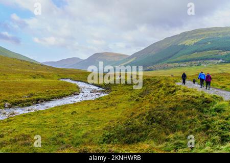 Glencassy, Royaume-Uni - 01 octobre 2022: Visiteur randonnée le long du sentier de la Fée pools, dans l'île de Skye, Hébrides intérieures, Écosse, Royaume-Uni Banque D'Images