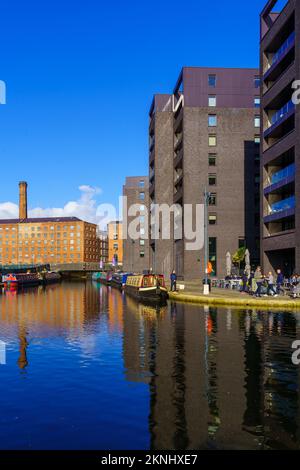 Manchester UK - 08 octobre 2022 : scène du quai de Cottonfield, avec canaux et bateaux, entreprises locales, locaux et visiteurs, à New Islington mari Banque D'Images