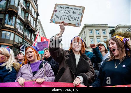 Une femme est vue en tenant un écriteau contre le harcèlement des femmes pendant la manifestation. Pour la sixième année consécutive, les associations de la société civile fédérées par la plate-forme «Mirabal Belgium» appellent à une nouvelle manifestation nationale pour lutter contre la violence à l'égard des femmes et encourager les autorités publiques à assumer pleinement leurs responsabilités dans la lutte contre la violence à l'égard des femmes. En Belgique, 152 femmes sont mortes depuis 2017, plus 20 en 2022. Des milliers de personnes se sont rassemblées dans le centre de Bruxelles pour envoyer un signal fort ce jour-ci pour l'élimination de la violence à nouveau Banque D'Images