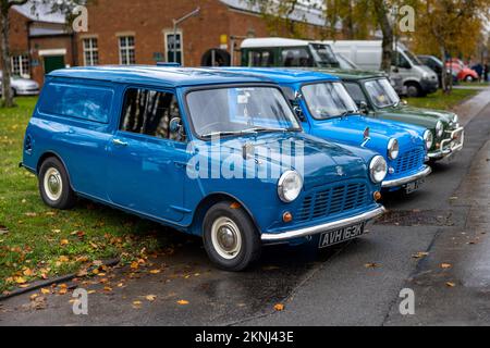 3 mini-fourgonnettes classiques exposées à l'assemblée des chevaux de travail tenue au Centre du patrimoine de Bicester le 27th novembre 2022 Banque D'Images