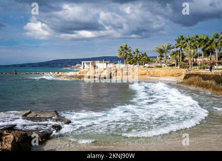 Petite plage de sable à St Georges, Chloraka, Paphos, Chypre Banque D'Images
