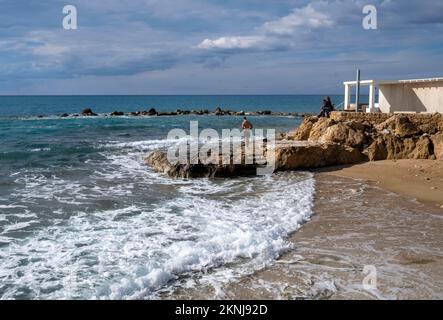 Petite plage de sable à St Georges, Chloraka, Paphos, Chypre Banque D'Images