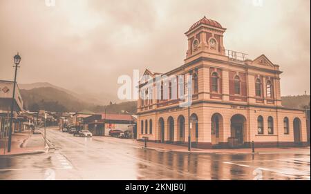 Photographie de rue dans la ville minière historique de Queenstown, Tasmanie, Australie, y compris le bureau de poste dans des conditions pluvieuses typiques. 2021 Banque D'Images