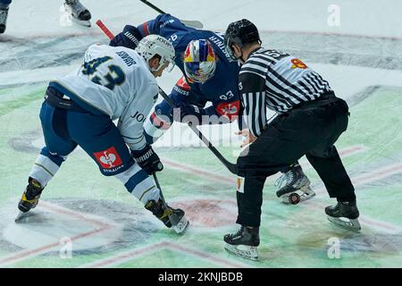 2022/23 Champions Hockey League | RB München vs EV Zug. KASTNER Maximilian (EHC Red Bull München RBM93). KOVAR Jan (EV Zug EVZ43) Banque D'Images