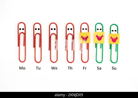 Expression faciale pour les jours de semaine faite avec des clips de couleur, isolé sur blanc. Concept d'humeur Banque D'Images