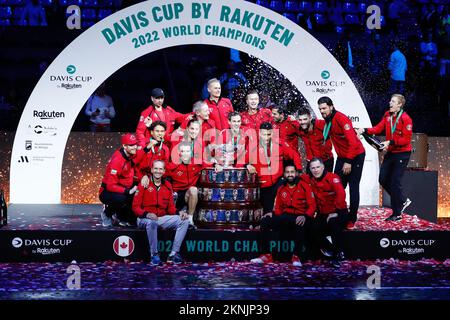 Les joueurs du Canada célèbrent la victoire avec le trophée après avoir remporté la finale de la coupe Davis 2022, finale, contre l'Australie le 27 novembre 2022 au pavillon Palacio de Deportes Martin Carpena à Malaga, Espagne - photo : Oscar J Barroso/DPPI/LiveMedia Banque D'Images