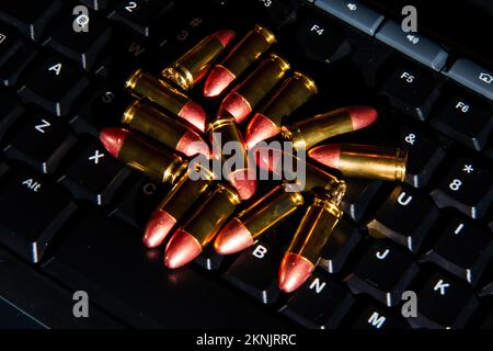 Blouson en métal sur un clavier d'ordinateur. Banque D'Images