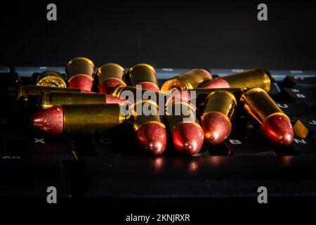 Blouson en métal sur un clavier d'ordinateur. Banque D'Images