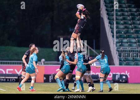 Georgia Evans #8 de Saracens Women fait la queue pendant le match féminin de l'Allianz Premier de Saracens Women vs Wasps Women au stade StoneX, Londres, Royaume-Uni, 27th novembre 2022 (photo de Richard Washbrooke/News Images) Banque D'Images