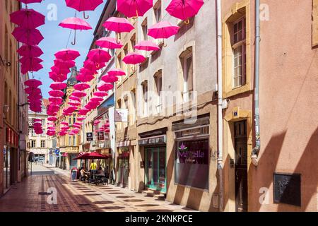 Thionville (Diedenhofen) : rue de la vieille ville avec décoration parapluie en Lorraine (Lothringen), Moselle (Moselle), France Banque D'Images