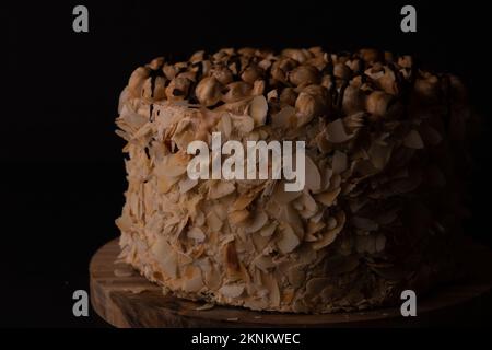 photo de gâteau de noyer sur une planche ronde Banque D'Images