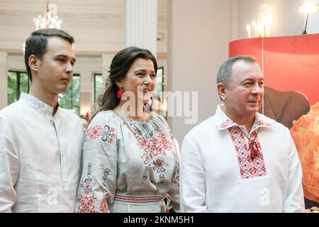 5 juillet 2019, Minsk, Bélarus : Le ministre des Affaires étrangères de la République du Bélarus Vladimir Makei (ou Uladzimir Makiej) portant le vyshyvanka, une chemise biélorusse traditionnelle brodée sourit près de son épouse, l'actrice Vera Paljakova-Makej et son fils lors de l'événement appelé au Bélarus comme à l'intérieur, organisé par son ministère pour les diplomates étrangers. Vladimir Vladimirovich Makei (ou Uladzimir Makiej) est mort à Minsk sur 26 novembre 2022. Il avait 64 ans. Il n'y a aucune information sur le fait qu'il avait une maladie chronique. Les autorités bélarussiennes n'ont pas indiqué sa cause de décès. Makei a servi comme ministre o Banque D'Images