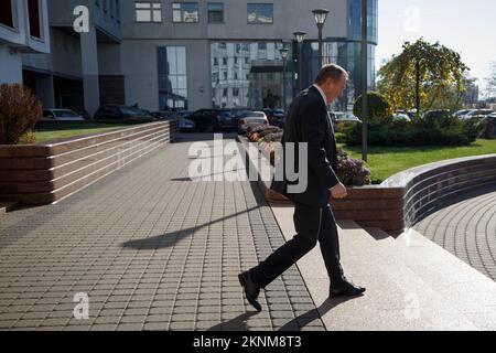 Minsk, Bélarus. 16th octobre 2019. Vladimir Makei (ou Uladzimir Makiej), ministre des Affaires étrangères de la République du Bélarus, quitte la construction de l'AMF après un entretien avec des journalistes indépendants bélarussiens. Vladimir Vladimirovich Makei (ou Uladzimir Makiej) est mort à Minsk sur 26 novembre 2022. Il avait 64 ans. Il n'y a aucune information sur le fait qu'il avait une maladie chronique. Les autorités bélarussiennes n'ont pas indiqué sa cause de décès. Makei a été ministre des Affaires étrangères du Bélarus de 2012 à sa mort en 2022. Depuis 2015, il est perçu comme un dirigeant assez démocratique. Après Banque D'Images