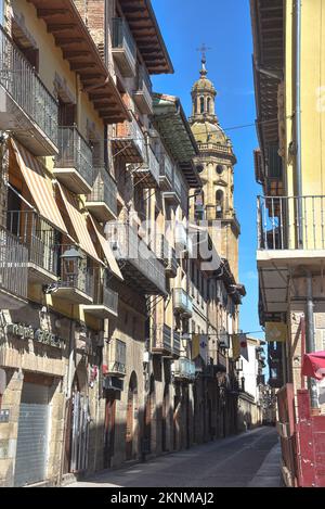 Uente la Reina, Espagne - 31 août 2022 : rue médiévale Maire dans la ville de Puente la Reina, Navarre Banque D'Images