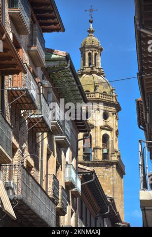 Uente la Reina, Espagne - 31 août 2022 : rue médiévale Maire dans la ville de Puente la Reina, Navarre Banque D'Images