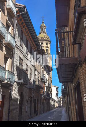 Uente la Reina, Espagne - 31 août 2022 : rue médiévale Maire dans la ville de Puente la Reina, Navarre Banque D'Images