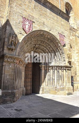 Puente la Reina, Espagne - 31 août 2022 : entrée à l'église Iglesia de Santiago à Puente la Reina, Espagne Banque D'Images